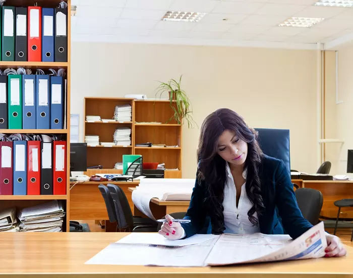 Kvinna läser på biblioteket